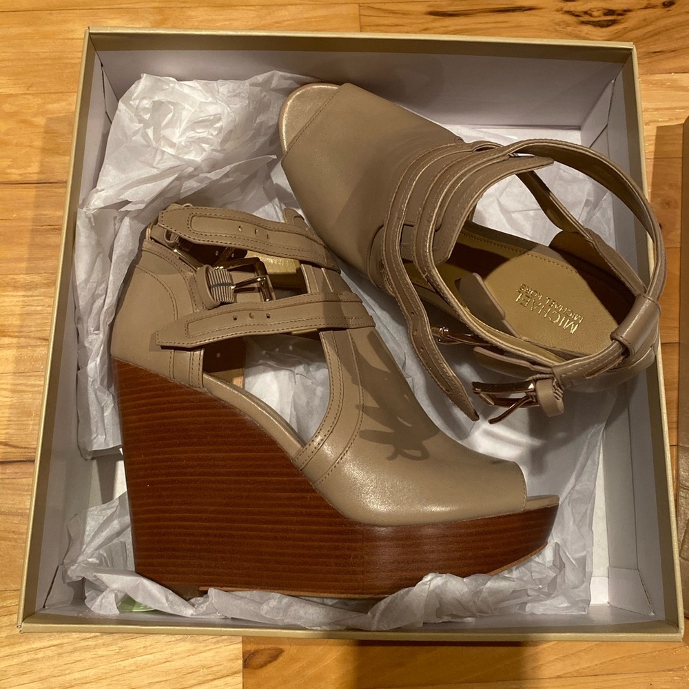 MK taupe with wooden look bottom wedge